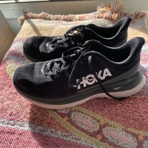 size 7.5B black hoka shoes
